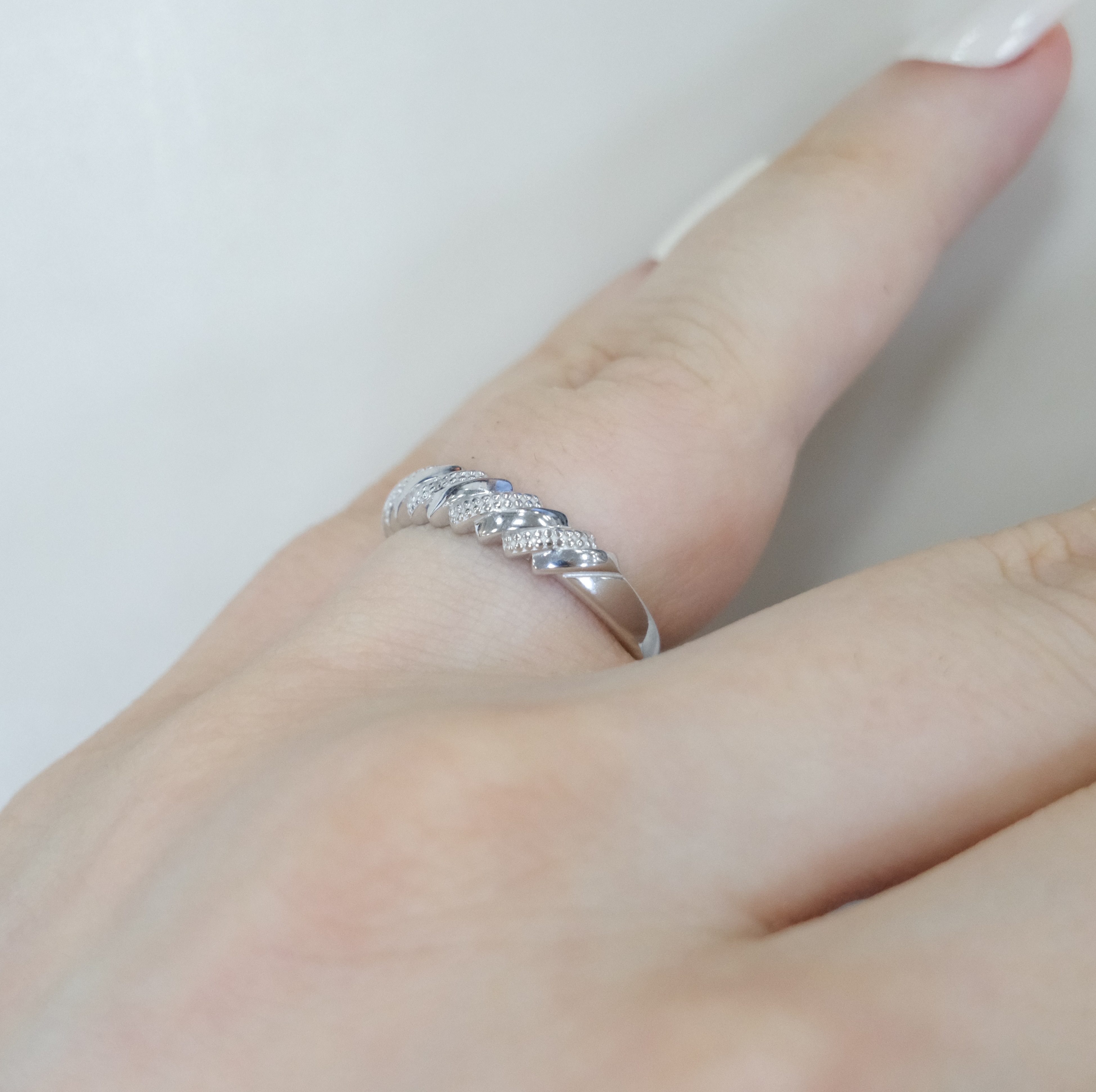 Серебряное кольцо с бриллиантом
